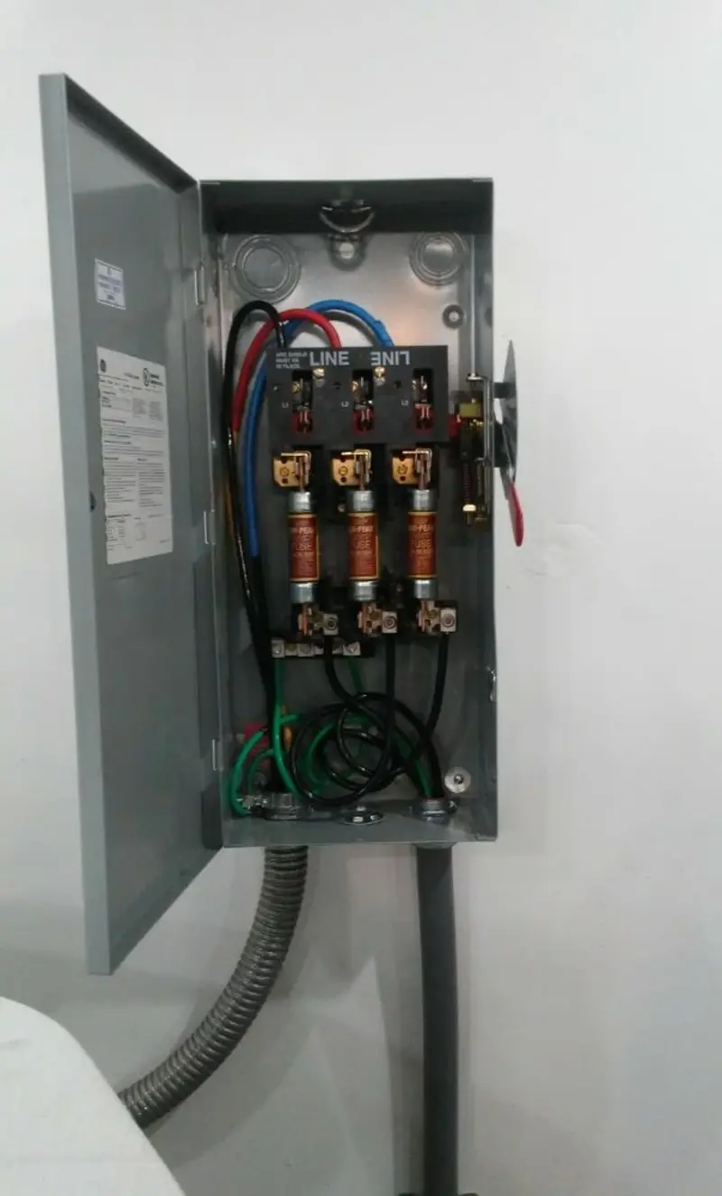 Three-phase disconnect switch installed for Smoke Detector Installation in Hannibal